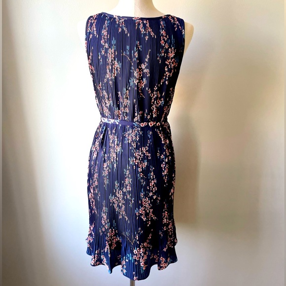 Banana Republic | Sleeveless Pleated Dress | Blue Floral | Small Petite - Picture 4 of 8